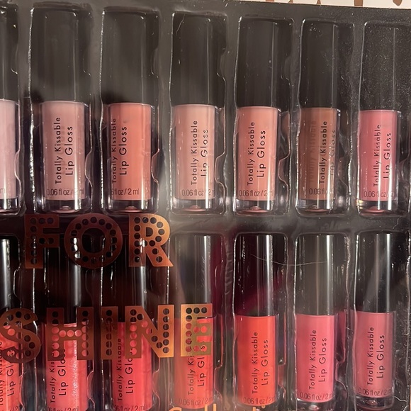 🎈SALE🎈🎀#40.VIBRANT SHADES MAKEUP / LIPGLOSS KIT🎀 - Picture 5 of 7